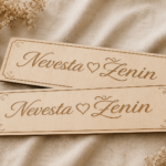 Lesene tablica za avto poroka ženin in nevesta